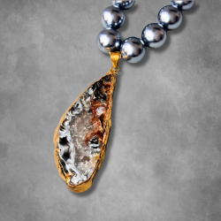 Eva Agate Pendant Set With Shell Pearl Mala & Natural Agate Stone